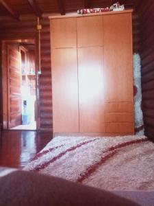 een grote houten deur in een kamer met een tapijt bij Chalet's lake_Bolu Abant _log house in Piroğlu