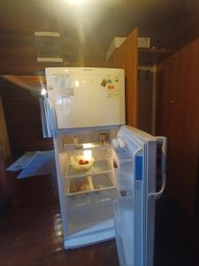 een open koelkast met de deur open en eten binnen bij Chalet's lake_Bolu Abant _log house in Piroğlu