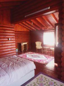 een slaapkamer met een bed, een stoel en een scherm bij Chalet's lake_Bolu Abant _log house in Piroğlu