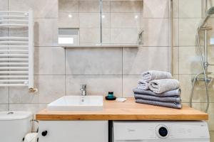 y baño con lavabo y toallas en la encimera. en Serce Opola Katowicka 39, en Opole