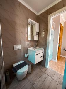 Een badkamer bij Aphrodite Garden Rooms & Apartment