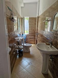 a bathroom with two sinks and two toilets at Bar-Restaurant-Hotel-Familja in Klos