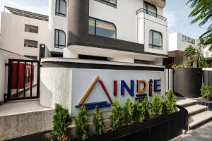 um edifício com aadobeadobeadobeadobe inc sinal na frente em Indie Stays Jaipur em Jaipur