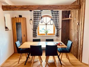 uma sala de jantar com uma mesa de madeira e cadeiras em Apartment Weingartenblick - Glanzerhof em Gamlitz