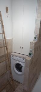 een wasmachine met een kast erop bij La Bohème in Eyragues