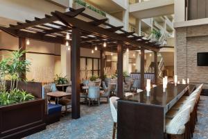 comedor con mesa y sillas en Embassy Suites by Hilton Boston Waltham, en Waltham