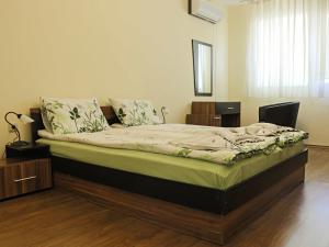 Ένα ή περισσότερα κρεβάτια σε δωμάτιο στο АПАРТАМЕНТ ЗА ГОСТИ "Момчил''