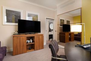 TV a/nebo společenská místnost v ubytování Hilton London Wembley