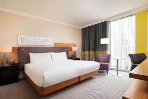 Postel nebo postele na pokoji v ubytování Hilton London Wembley
