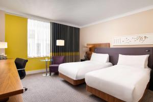 Postel nebo postele na pokoji v ubytování Hilton London Wembley