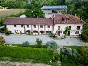 una vista aérea de una casa con patio en Agriturismo Parco Campofelice en Lombardore