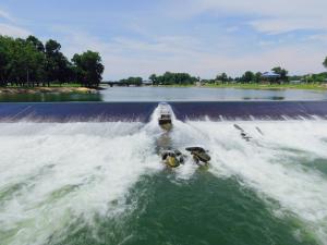 BatesvilleにあるHoliday Inn Express & Suites Batesville by IHGのダムの水の中にいる人々のグループ