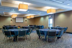 una sala de conferencias con mesas y sillas azules en Wyndham Noblesville, en Noblesville