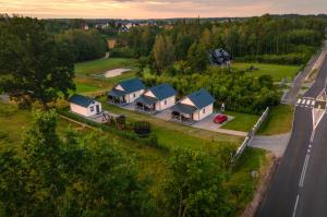 una vista aérea de un grupo de casas en un campo en Domki Pod Dębem, en Sulęczyno