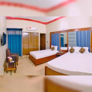 een hotelkamer met 2 bedden en een stoel bij GULSHAN E IQBAL Guest House Near Mallinum Mall & Agha Khan hospital in Karachi