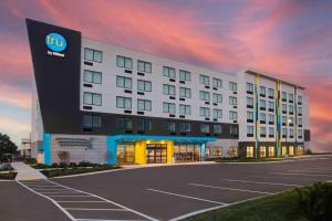 a rendering of a hotel with a parking lot at Tru By Hilton Toronto Airport West in Mississauga