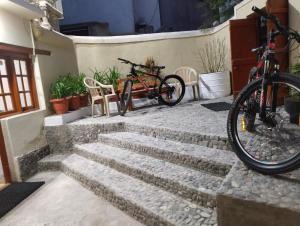 duas bicicletas estacionadas nas escadas de uma casa em Karma Lodge em Leh