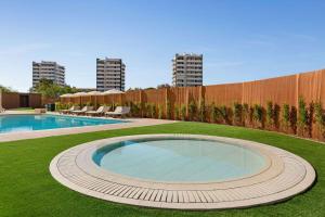 uma piscina no meio de um quintal em Wyndham Residences Alvor Beach em Alvor