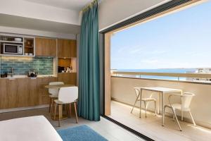 Wyndham Residences Alvor Beach的厨房或小厨房