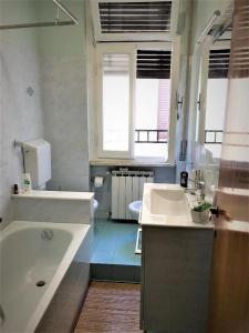 ein Badezimmer mit Badewanne, Waschbecken und Badewanne in der Unterkunft The Homestay - Arezzo in Arezzo + 35 Fotos