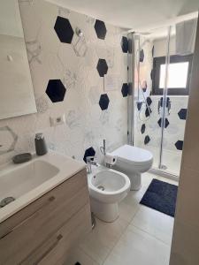 een badkamer met een wastafel en een douche bij Casa di Mimì in Gela