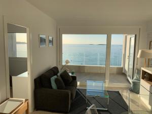 a living room with a couch and a view of the ocean at Mirando al Mar. Playa America in Nigrán