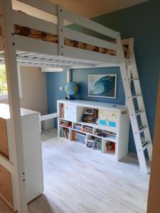 een slaapkamer met een stapelbed en een ladder bij Jolie maison moderne et sereine à Labenne in Labenne