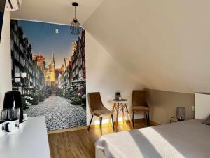 a bedroom with a wall mural of a city street at Bałtyckie Klimaty in Stegna