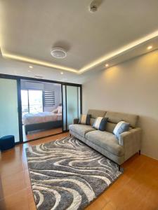 Posezení v ubytování Staycation Condo at One Oasis CDO + 7 fotografií