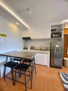 Kuchyň nebo kuchyňský kout v ubytování Staycation Condo at One Oasis CDO