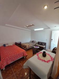 uma sala de estar com duas camas e um sofá em Casa Apartamento Campestre en las Faldas del Tayta Imbabura em San Juan de Ilumán