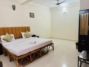 Hotel Leela Inn Candolim في Marmagao: غرفة نوم بسرير في غرفة