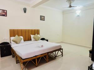 sypialnia z dużym łóżkiem w pokoju w obiekcie Hotel Leela Inn Candolim w mieście Marmagao