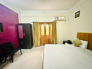 Postel nebo postele na pokoji v ubytování Hotel Leela Inn Candolim