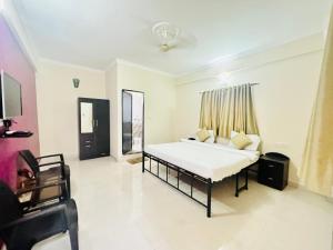 Postel nebo postele na pokoji v ubytování Hotel Leela Inn Candolim