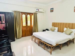 Postel nebo postele na pokoji v ubytování Hotel Leela Inn Candolim