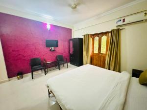 Postel nebo postele na pokoji v ubytování Hotel Leela Inn Candolim