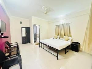 Postel nebo postele na pokoji v ubytování Hotel Leela Inn Candolim