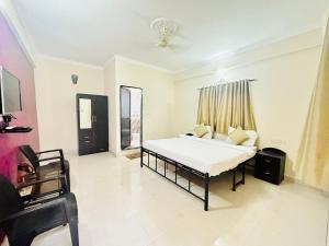 Postel nebo postele na pokoji v ubytování Hotel Leela Inn Candolim