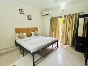 Postel nebo postele na pokoji v ubytování Hotel Leela Inn Candolim