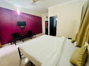 TV a/nebo společenská místnost v ubytování Hotel Leela Inn Candolim