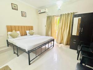 Postel nebo postele na pokoji v ubytování Hotel Leela Inn Candolim