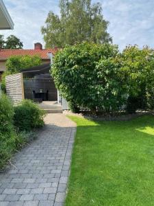 Aed väljaspool majutusasutust Studio 51 Örgryte