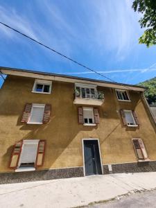 een gebouw met ramen en een deur op een straat bij Appartement silencieux avec une belle vue . in Morez