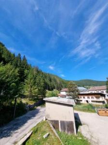 a view of a road with a building and trees at Appartement silencieux avec une belle vue . in Morez