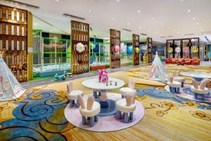 una sala de juegos para niños con mesa y sillas en Crowne Plaza Shenzhen Longgang City Centre, an IHG Hotel en Longgang