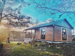 Budova, kde se chata nachází