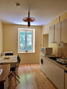 Кухня или мини-кухня в Appartement silencieux avec une belle vue .
