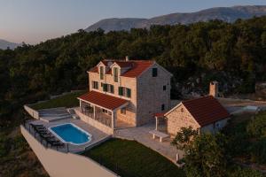 una vista aérea de una casa con piscina en Escape on Lake - Holiday House en Vrlika