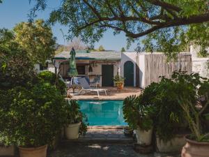 Swimmingpoolen hos eller tæt på Brookwood Cottage